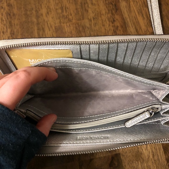 LIMITED Michael Kors wallet. GONE Given as a gift - Picture 7 of 8